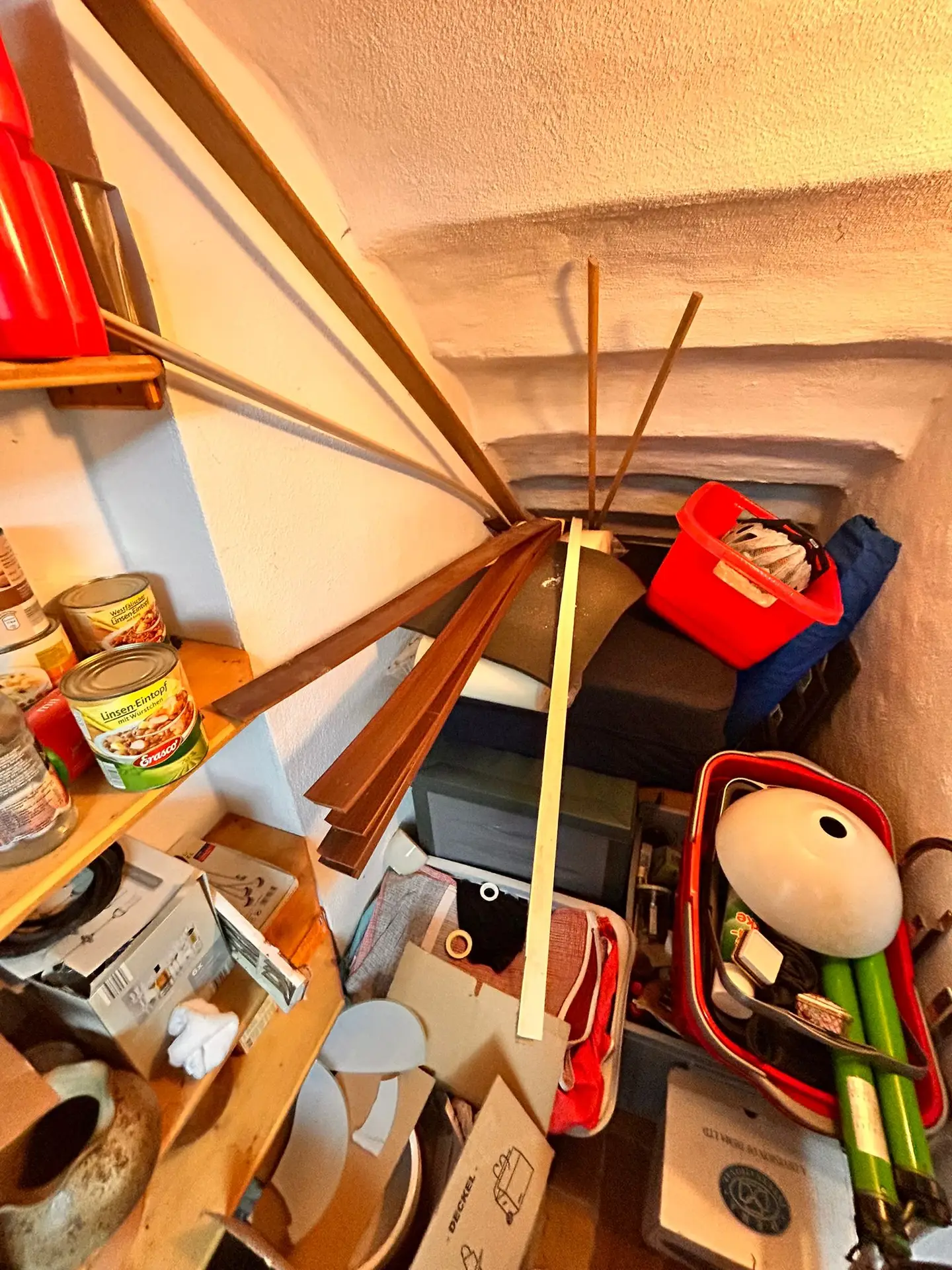 Vorher – Chaos, Stress & Überforderung 🏚️💥 Unübersichtliche Räume, vollgestellte Keller oder ganze Haushalte, die aufgelöst werden müssen – eine Haushaltsauflösung kann schnell zur Belastung werden. Nachher – Ordnung, Freiraum & besenreine Übergabe 🏡✨ Mit unserer professionellen Haushaltsauflösung in Saarlouis verwandeln wir Chaos in klare Räume. Schnell, zuverlässig und stressfrei – inklusive fachgerechter Entsorgung und besenreiner Übergabe.